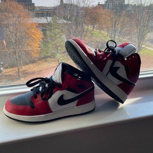 Jordan 1 Mid Chicago Black Toe - 6Y/7.5W